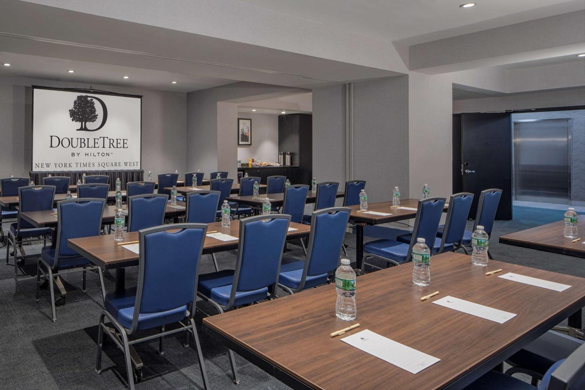 Doubletree By Hilton New York Times Square West Hotel Bagian luar foto
